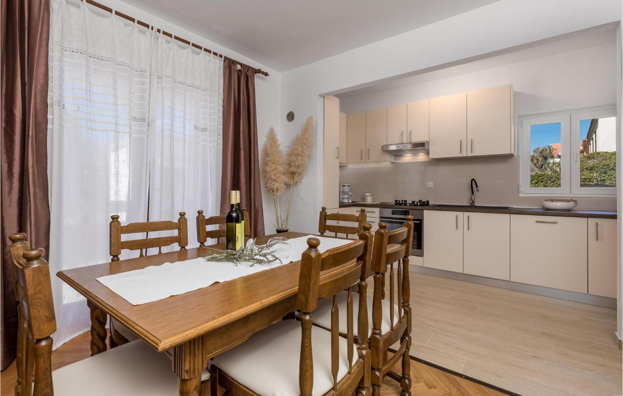 2 Bedroom Awesome Apartment In Pag Pag Town Exterior foto